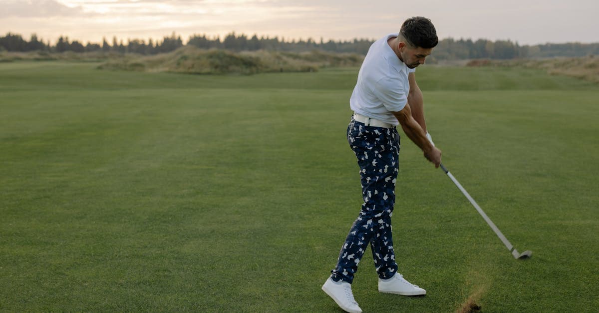 Comment éviter de frapper derrière la balle au golf : causes, correction du point bas et drills efficaces